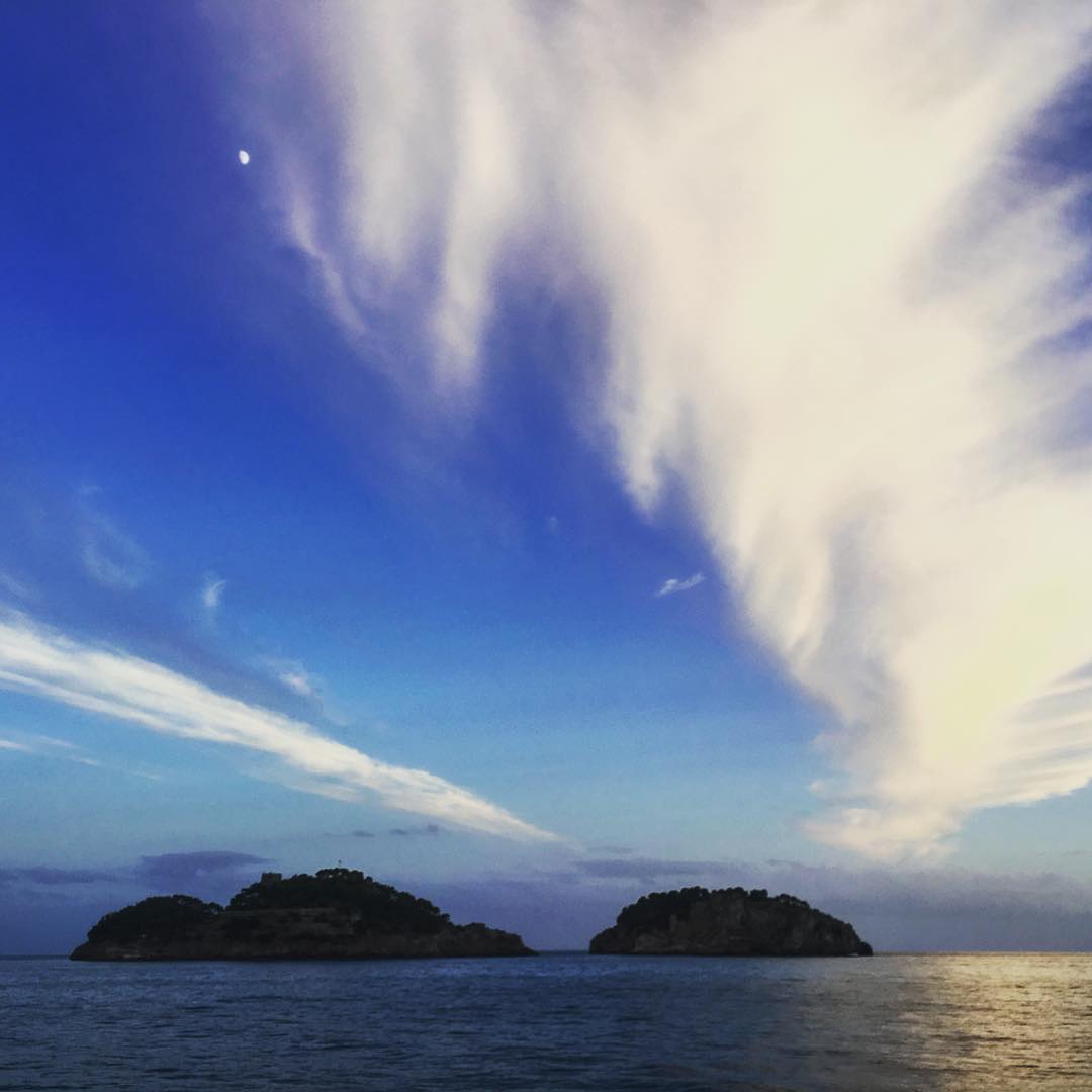 Everyday a new sunset scape. #exploring #travel #luxury #blueattraction #lifeonthewater #beautiful #skies #dinnerwithaview #yachtlifestyle